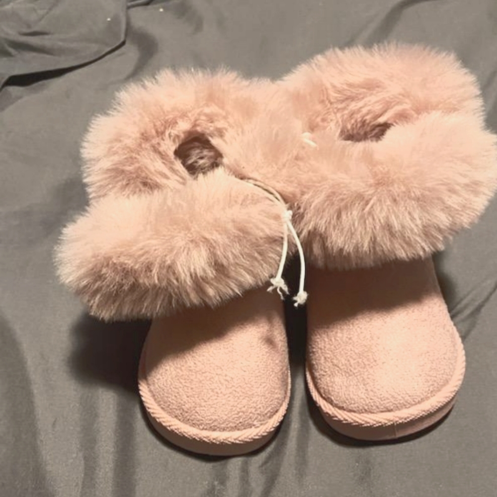 NWT cute and cozy boots size 4 baby